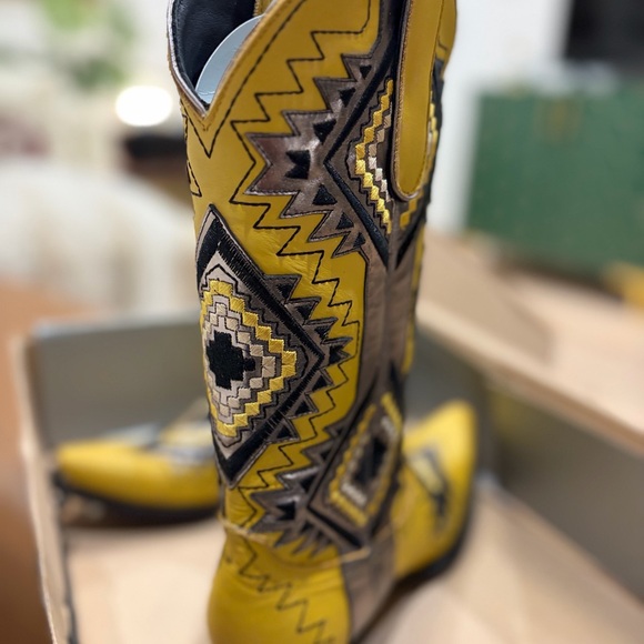 Old Gringo Yellow and Gray Cowboy Beauties!💛💛 - Picture 2 of 4